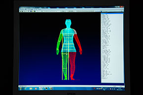 計測した3Dデータは接続したホストＰＣ（一般的なノートＰＣで対応可能）に送り、６０項目に及ぶ人体のデータが表示される。ソフトは米国企業が開発した、アパレル系で採寸に利用されるものを使用。
