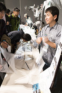 Maker Faire Tokyo 2013での高橋さん。ブースにはところ狭しとさまざまな羽ばたき飛行機の機体が展示されていた。