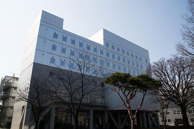白久レイエス樹氏が在籍していた東京大学大学院新領域創成科学研究科がある東京大学生産技術研究所。この研究所では、日々最先端の研究やものづくりが行われている。