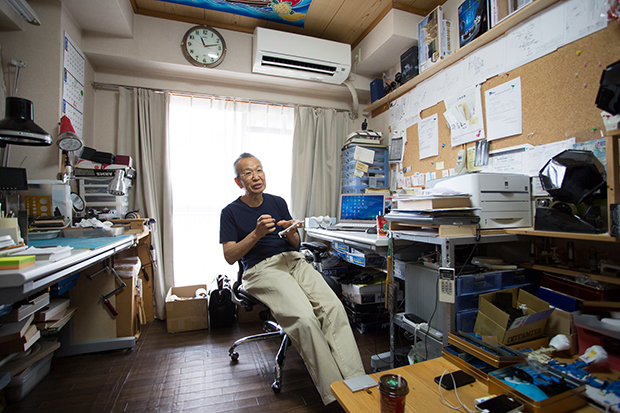 ワンルームマンションの一室が永岡さんの工房。海外の工場やデザイナーとの打合せはSkypeで行なう。