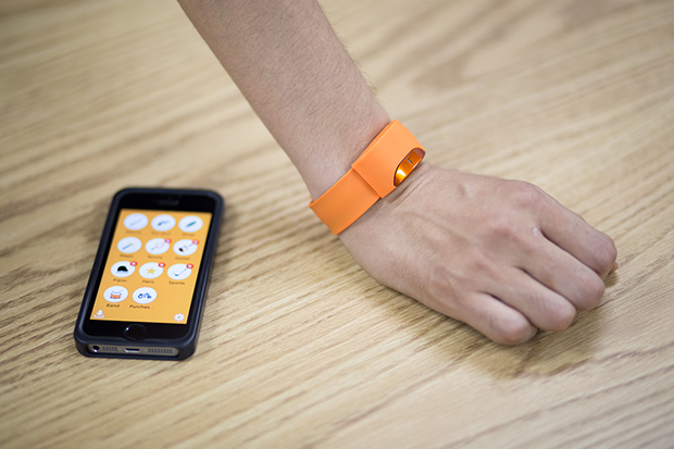 腕時計のように手首に装着するMoffBand。スマートフォンのアプリと連動して、動きに合わせてさまざまな効果音で違った遊びができる。