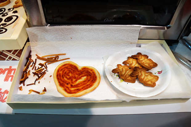 CESではフードプリンタで出力されたクッキーやピザが振る舞われた（撮影：鈴木淳也）