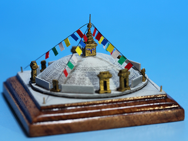 ネパールのカトマンズにある仏教寺院・世界遺産「スワヤンブナート」。3Dプリンタの積層のギザギザ感が生かされている。（提供：亀田 誠さん）