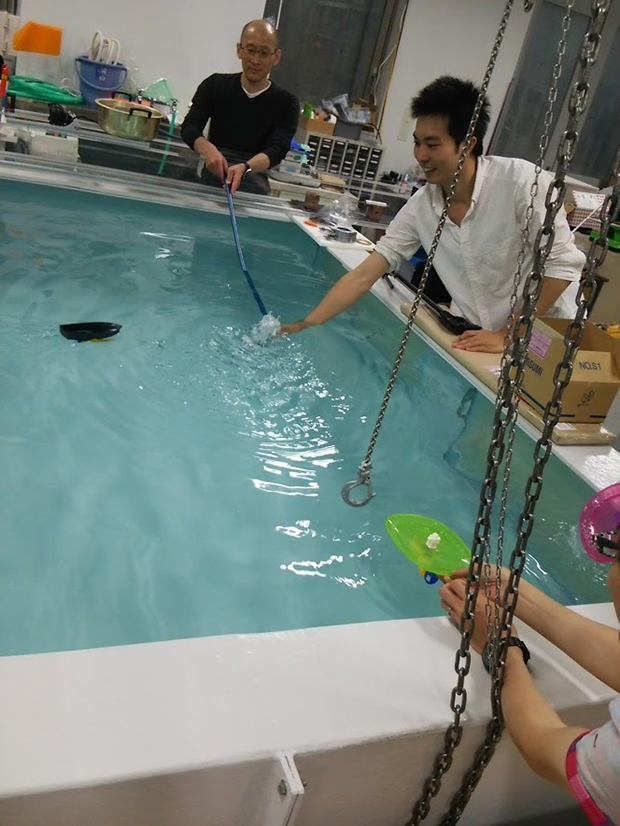 水ヘボコンの実験をしている田村さんと増田さん。