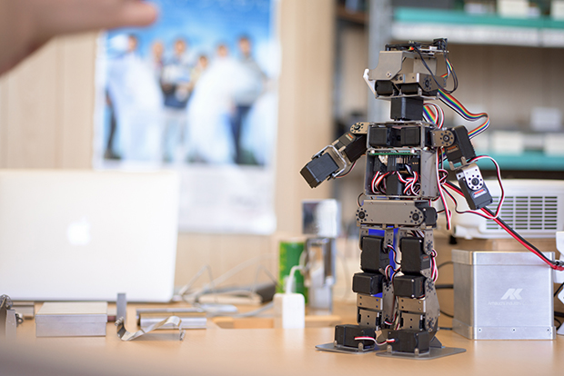3Dプリンティング機器とマテリアルを開発製造するStratasysの展示用として制作したロボット（の中身）。展示物の説明を話してくれるほか、踊りも披露してくれる。設計は松村礼央氏（karakuri products）。