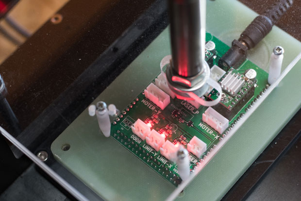 Smart Laser制御ボードの自動検査装置。LED検査装置を作っていた経験が生きた。以前は何分もかかっていた検査が数十秒で終わるという。