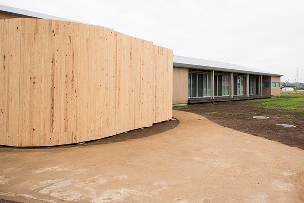 キャンパスの飛び地に建てられたばかりの木材加工工房（DFF-W：Digital Fabrication Factory – Wood）は木材加工に特化した施設。この隣にある宿泊施設の２段ベッドも、木製ルータ「ShopBot」によって学生が自作したという。