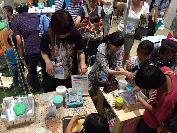 Maker Faire Tokyo 2015では、KIDSスペースでも体験会を開催。瞬く間に子供たちの行列ができた。