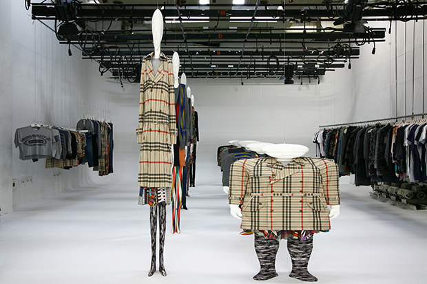 ANREALAGE 2010 A/W COLLECTION「WIDESHORTSLIMLONG」展示会（写真提供：ANREALAGE）
