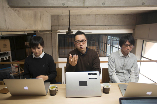 左から西本桃子、原田克彦、坂本洋一。ライゾマティクスの一部門で、技術と表現の新しい可能性を探求するライゾマティクスリサーチのハードウェア担当。