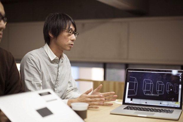 坂本は設計事務所を経てライゾマティクスに入社。