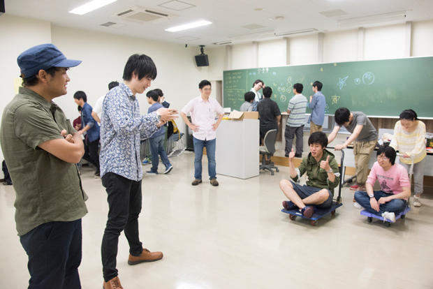 本稿取材時には、野嶋氏が教鞭を執る電気通信大学で、新スポーツを開発する授業が行われていた。犬飼氏がファシリテーターになり、学生自身の手でゲームのルールとツールを設計していた。