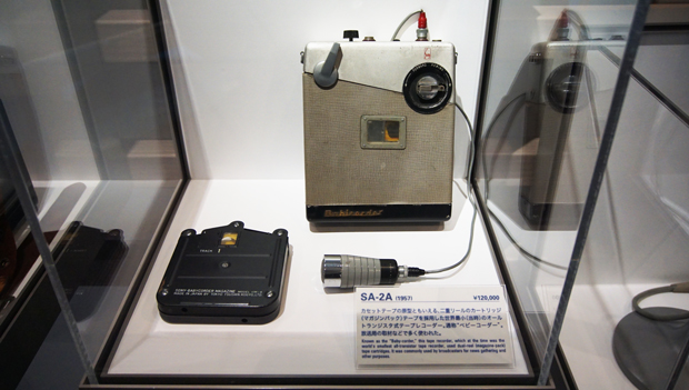 1957年に発売されたオールトランジスタのテープレコーダー「SA-2A（通称ベビーコーダー）」。初のカートリッジ式テープの採用（写真左側）。