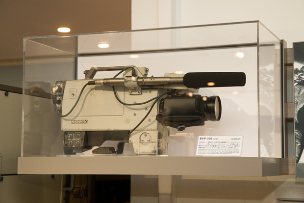 ENG（エレクトロニックニュースギャザリング：フィルムを使わない映像素材収録システム）のベースになった「BVP-300」。3年間に及ぶ開発研究により世界に誇る高画質のカメラが誕生した。