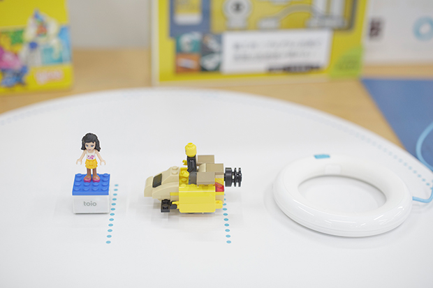 2つのtoioコア キューブにレゴを乗せて相撲のルールで遊ぶ対戦ゲーム。子どもたちが自由に乗せるものとルールを変えるだけで無限に遊び方が広がる。