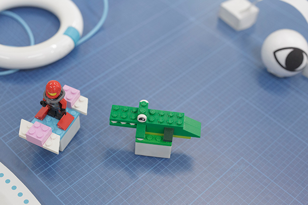 田中氏のお子さんが作ったレゴブロックのワニ。追いかけっこさせて楽しく遊んでいたと田中氏は楽しそうに話す。