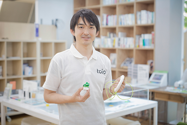 小さなロボットで創意工夫を楽しんでもらいたいと語る田中氏。