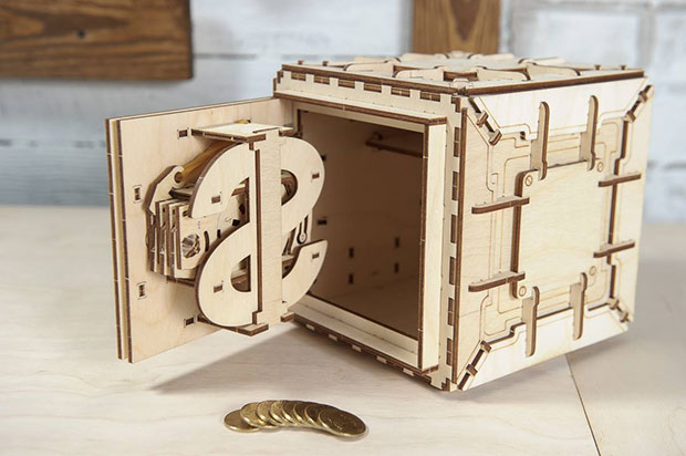 精巧に作られた木製の金庫（Safety Box）。