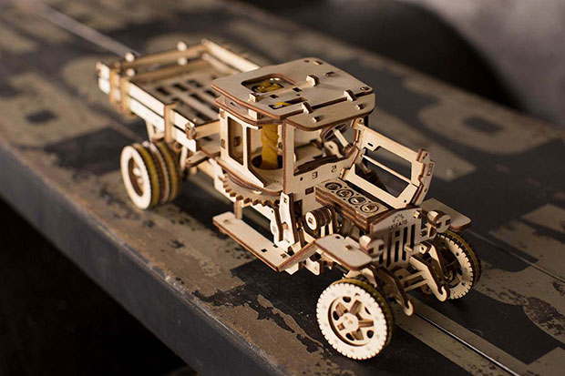 UGEARSが過去に開発したプロダクトで、輪ゴムを動力としたトラック。エンジン部分も表現されている。