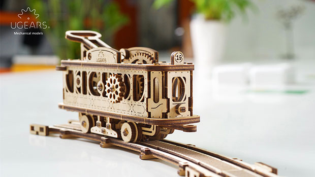 各都市で見かけるトラムライン（a Tram Line）の木製モデル。