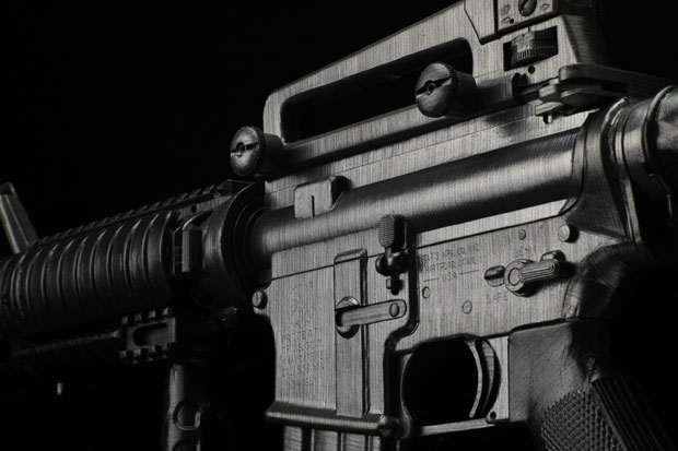 新しいものづくりがわかるメディア紙で銃を作るアーティスト長谷川学——金属の質感を紙で表現する超絶技法から生まれた世界観