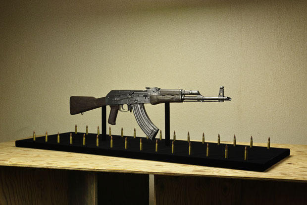 とても紙製とは思えない自動小銃「AKM」。世界で最も多く使われている銃の一つ。弾丸も全て紙と鉛筆によるもの