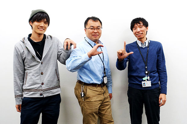 業務終了後の土永将慶さん（写真右）も合流し、チームの3人でMono Creator’s Labの頭文字ポーズを見せてくれた。