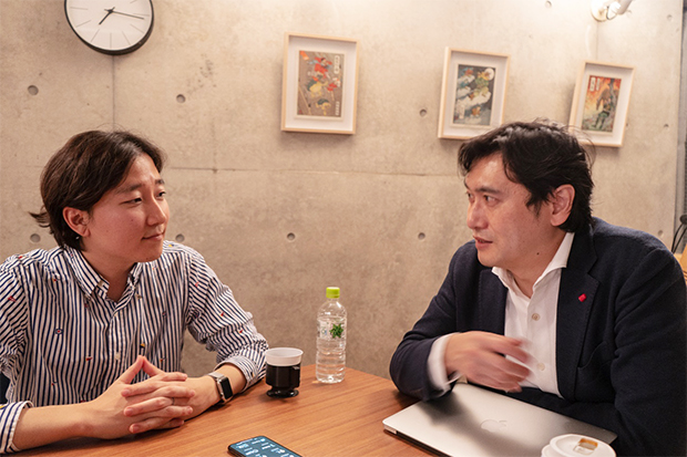 Naranのテレンス・T・パク氏（左）と、Naran製品の日本でのディストリビューションを手がけるきびだんごの松崎良太氏（右）。取材は松崎氏の通訳のもとで行った。