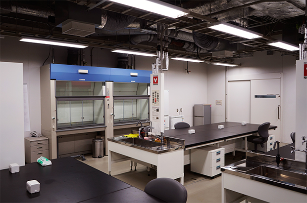 製品支援ラボの化学実験室。設備が充実している。