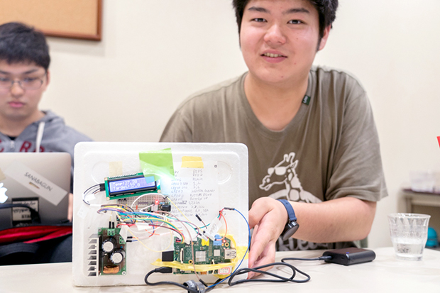 電子工作で温度を保つ実験器具インキュベーターを開発した高校生の金子氏。