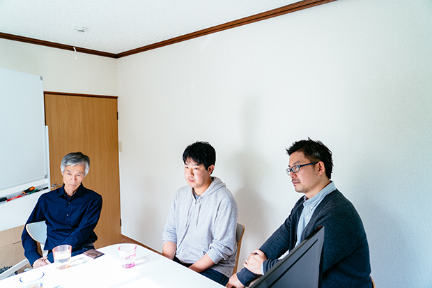 取材に応じたinahoのエンジニア。左から高崎友一郎氏、吉川裕樹氏、山田幸一氏