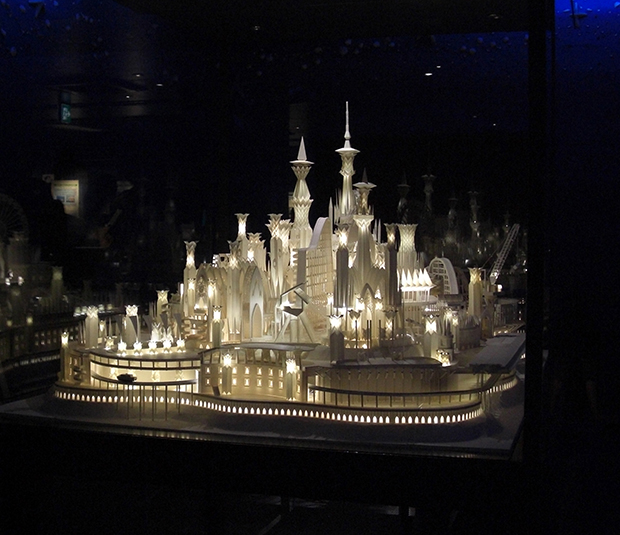 　「海の上のお城」（240×180cm）。おとぎ話の世界にも、未来都市のようにも見える。2019年6月現在、アンデルセン公園子ども美術館（千葉県船橋市）に展示されている。