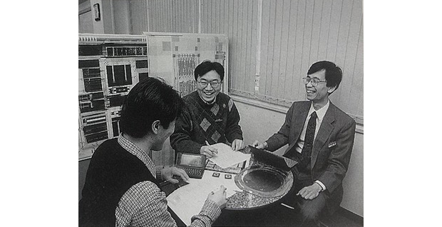 NEC社員時代の鈴木さん（中央、出典：100BOOK NEC、写真提供：鈴木宏明さん）