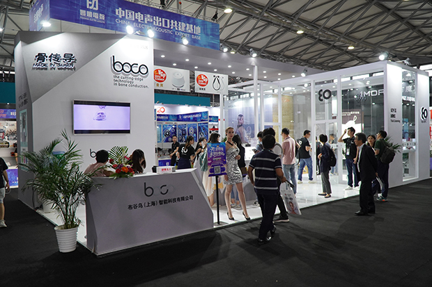 中国の上海で開催されたCES ASIA 2019で展示している様子。製品の体験希望者が集り盛況だった。