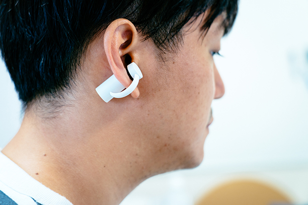 earsopen PEACEの聴覚補助モデルも販売している。