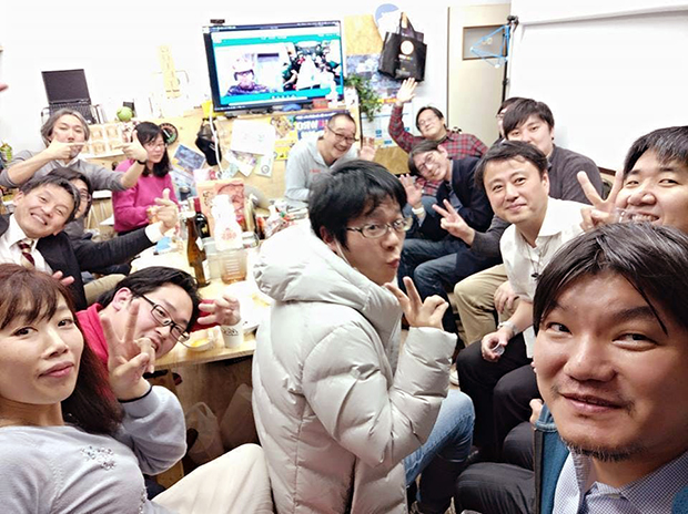 渡辺さんの事務所で毎週水曜日に開かれていた「飲み会」の様子。技術ネタを肴に、オンラインで地方から参加する人もいたという（出典：CAMP-FIRE）