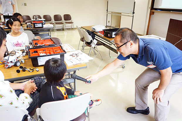 LEGOマインドストームを使った子供向けワークショップの司会をする渡辺さん。（撮影：筆者、2017年）