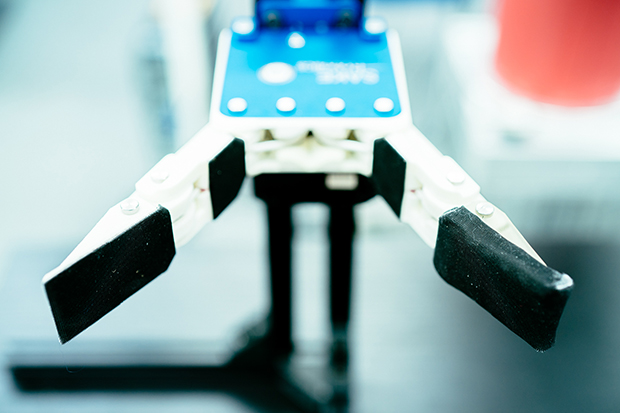ロボットハンドの右指第一関節に取り付けられた黒い部分がXela Roboticsのセンサーだ。