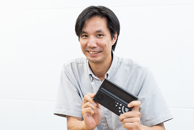 スピーカーの音響設計を担当したエンジニアの浦純也さん。古巣在職中にはfabcrossでも取りあげたハードウェア版ボーカロイド搭載ガジェットキーボード「ポケット・ミク」 の開発にも参画した。