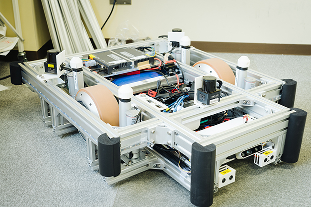自動搬送ロボットのハードウェア「LexxHard」の試作モデル「V3」。この上に棚や台車を載せて走行する。複数のカメラ、センサー、LiDARなどを搭載し配線が込み入っている。