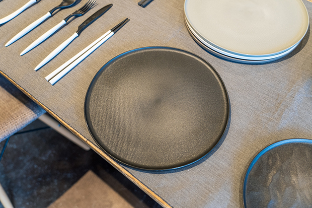 seccaがデザインしたARASのプレート皿。輪郭は丸めた粘土を押し付けたときにできた自然な丸みをデータ化したもの。見た目だけでなく、縁を立ち上げることで、ドレッシングがこぼれないようにしたり、表面に微細な凹凸を付けることで料理が皿に付きにくいようにしたりするなど、食事を楽しめるよう工夫している。