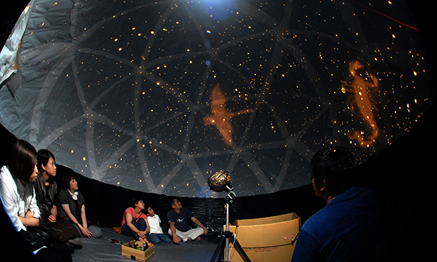 ヒゲキタさんによるドームシアター（上）と、内部でのプラネタリウム上映の様子（下）。北斗七星やカシオペア、はくちょう座、さそり座が映し出されている。（写真提供：ヒゲキタさん）
