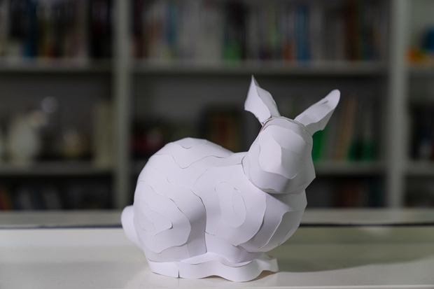ペーパークラフトのウサギ。曲線で切られた紙片を内側からセロハンテープで継ぎ合わせている。