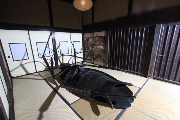 ゴキブリをモチーフにした巨大な作品「Never Die」（2012）。現在は「ごきぶりホイホイ」など害虫対策用品で知られるアース製薬の研究所（兵庫県赤穂市）に展示されている。同研究所はゴキブリを100万匹飼育する世界最大級の研究施設。展示場所としては申し分ない。（写真提供：内山翔二郎さん、撮影：中村エリ）