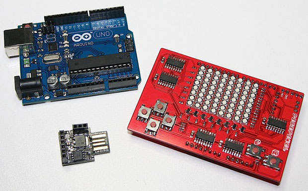 Arduinoに差し込み、左右6つのボタンスイッチを操作することにより、LEDを使ったさまざまな表現を楽しめる。