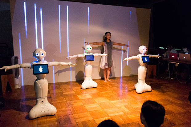 ソフトバンクが来年2月に発売するロボット「Pepper」と人間によるダンスパフォーマンス。Pepperは決まった振り付けだけでなく即興のダンスも披露した。開発時には、激しい腕の振りなどで転倒しないようにするための制御にも配慮したという。