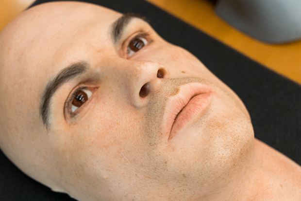 「Objet500 Connex3」でプリントしたロナウド選手の頭部のマスターモデル（上）とLegacy Effectsの特殊メイクを施したサイバー・クローンの顔面マスクのサンプル（下）。