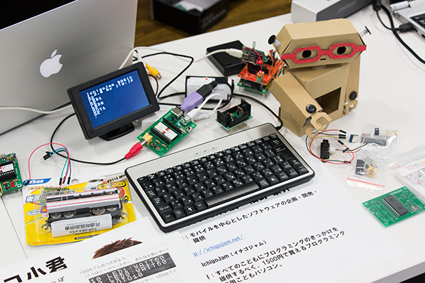 福井県鯖江市の企業jig.jpが開発した「IchigoJam」は1500円で買えるプログラミング教育用の子供パソコン。既にいくつかの教育機関や各地のワークショップで利用され、発行ライセンスも2015年末時点で1万を超えている。