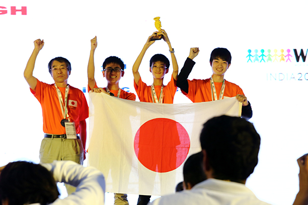 銅メダルを受賞したチーム「KASHII WPC」（福岡県立香椎工業高等学校）
