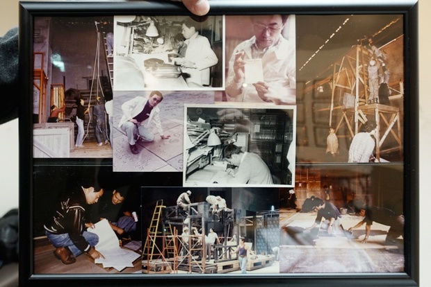 セット製作中の様子や設計中の山田さんを撮影した写真パネル。